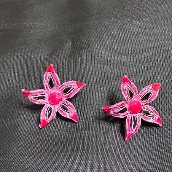 Vintage 60s Arthur Pepper Pink and black enamel metal flower clip-on Earrings - Picture 2 of 10